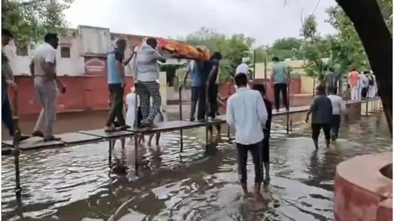 श्मशान घाट डूबा, अंतिम संस्कार अटका… बीजेपी नेता ने 2 घंटे में बना दिया पुल!
