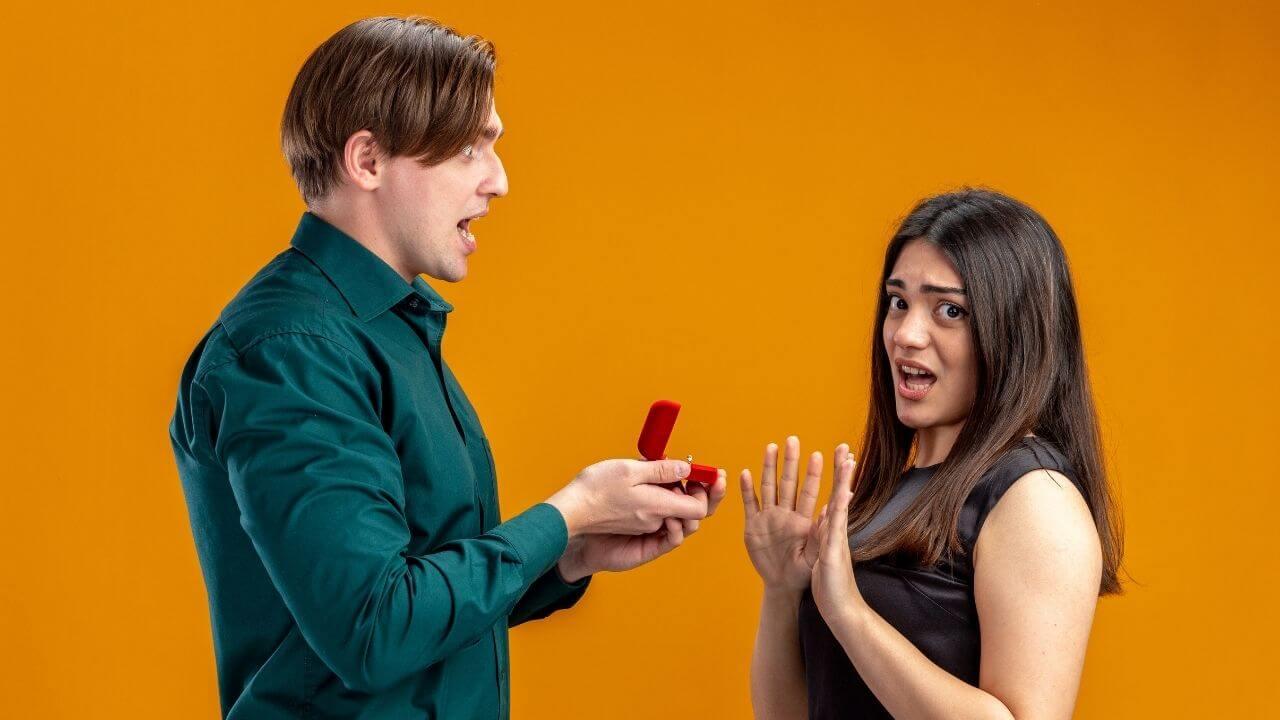 फीमेल फ्रेंड को करना चाहते हैं प्रपोज़? रुकिए, पहले जान लें ये बातें वरना टूट सकती है सालों पुरानी दोस्ती