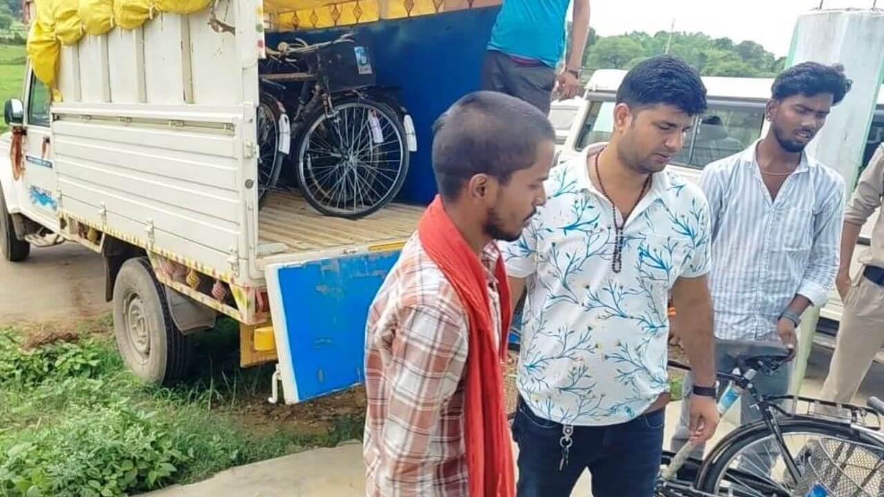पुलिस ने घर से जब्त की विद्यार्थियों को निःशुल्क वितरित की जाने वाले साइकिलें, स्कूल प्रिंसिपल, बीआरसीसी शक के घेरे में