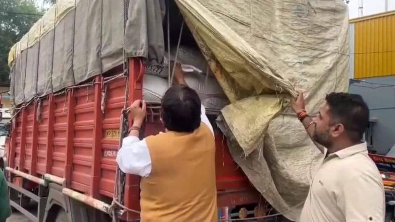 MP में गरीबों को दिए जाने वाला राशन जा रहा था गुजरात, ट्रक में भरा गेहूं चावल जब्त