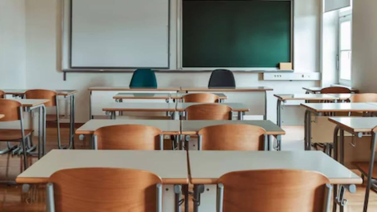 हिमाचल में 220 स्कूल क्यों किए गए बंद या मर्ज? सरकार का बड़ा फैसला