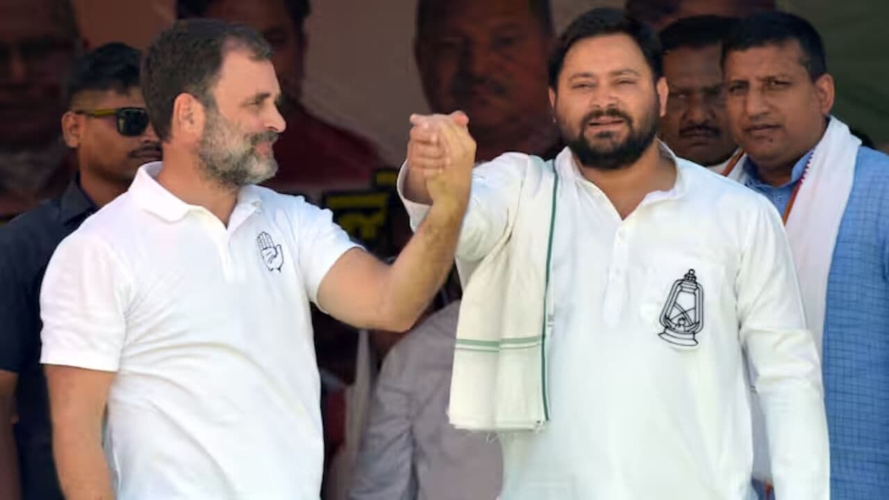 महागठबंधन की ‘अगस्त क्रांति’ योजना, रक्षाबंधन के बाद राहुल गांधी-तेजस्वी यादव 9 प्रमंडलों में भरेंगे चुनावी हुंकार