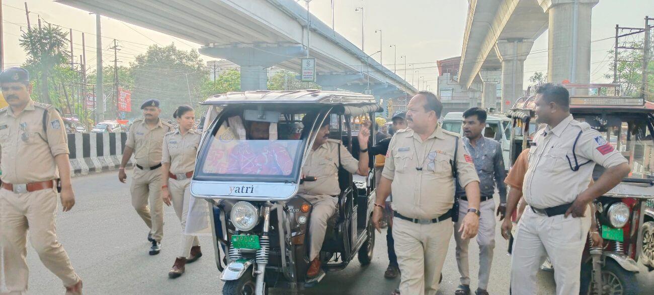 मध्यप्रदेश पुलिस का “नशे से दूरी है जरूरी” अभियान का शानदार 5वां दिन-ऑटो, मैजिक तथा अन्य सार्वजनिक वाहनों में पोस्टर चिपकाकर नशा मुक्ति का दिया संदेश