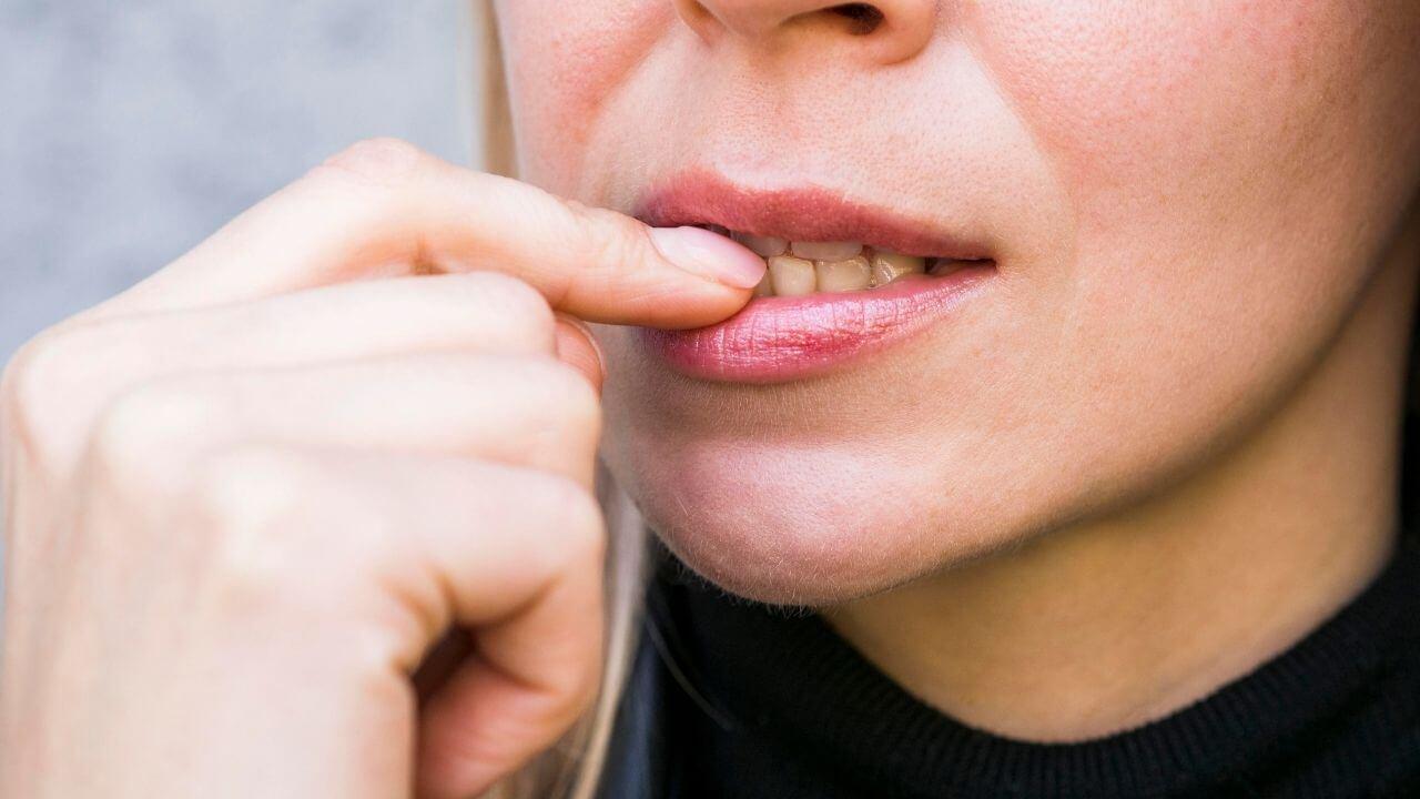 बदलते मौसम में फटे होंठों से हैं परेशान? अपनाएं ये आसान लिप केयर टिप्स और पाएं स्मूद, सॉफ्ट और हेल्दी होंठ