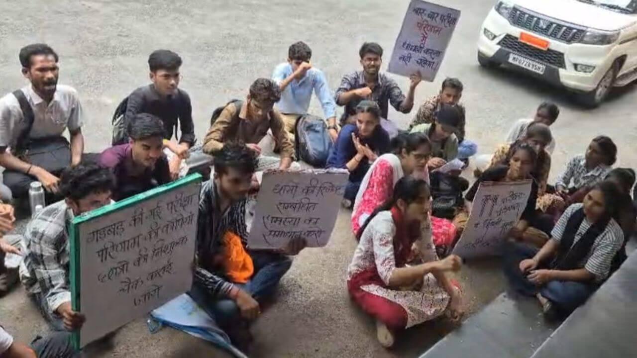 परीक्षा में विद्यार्थियों को दिए जीरो नंबर, विरोध में विश्वविद्यालय पर प्रदर्शन, सवाल किया तो कहा शून्य भी तो नंबर ही है