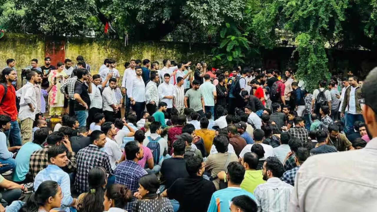 AAP-कांग्रेस ने साधा निशाना, बोले– ‘भ्रष्ट व्यवस्था में छात्रों की आवाज को लाठियों से दबाया जा रहा’