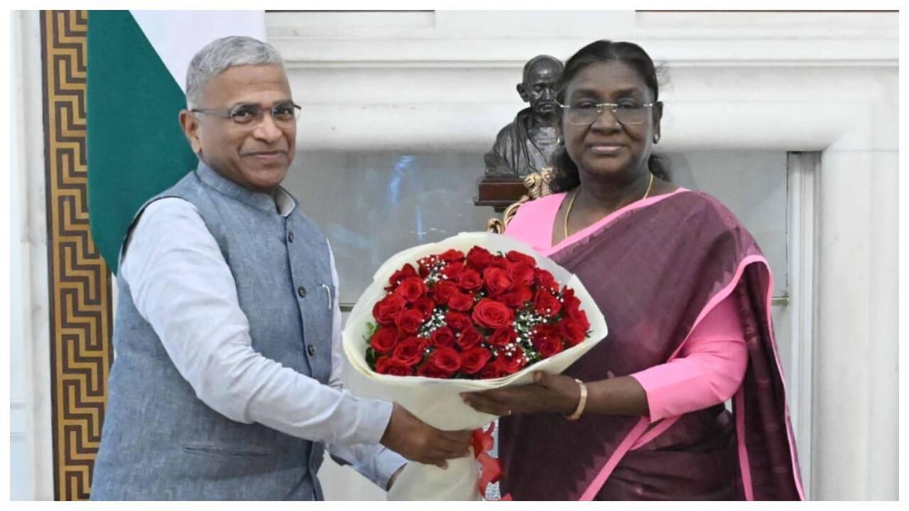 धनखड़ के इस्तीफे से बदली राज्यसभा की सूरत, हरिवंश ने राष्ट्रपति से की मुलाकात, सियासी हलचल तेज