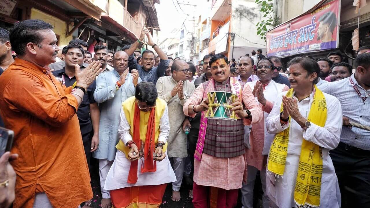 बाबा महाकाल की दूसरी सवारी,सीएम मोहन यादव डमरू तो कैलाश विजयवर्गीय मंजीरे बजाते भक्तिभाव में डूबे