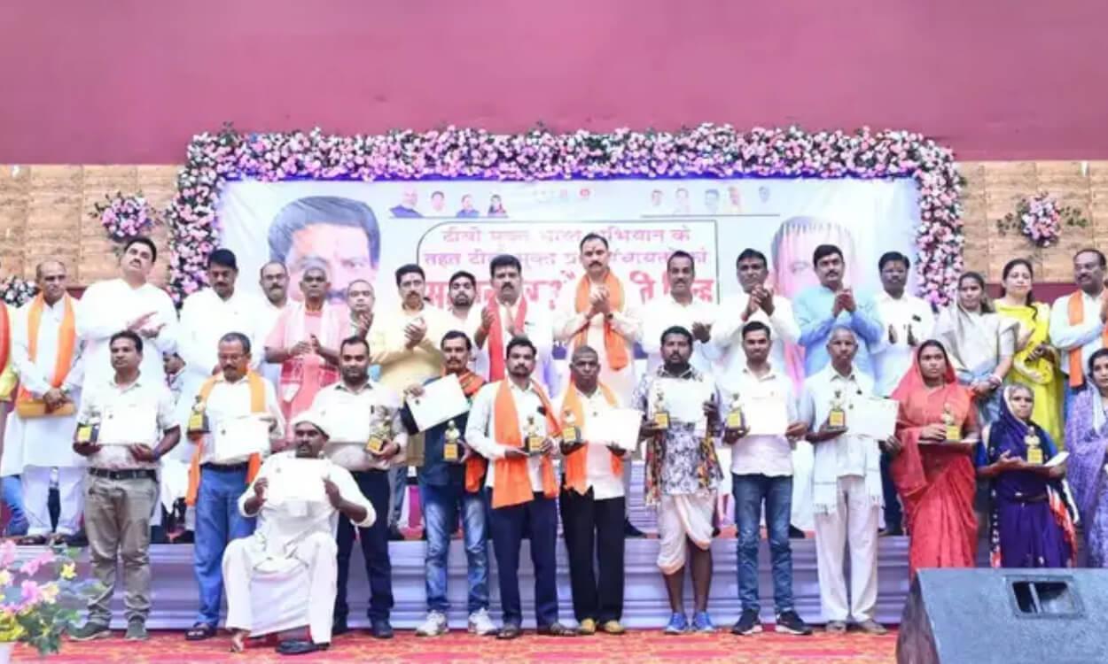 छत्तीसगढ़ में 4106 ग्राम पंचायतें टीबी मुक्त, कबीरधाम के इस गांव को मिला पहला प्रमाण पत्र