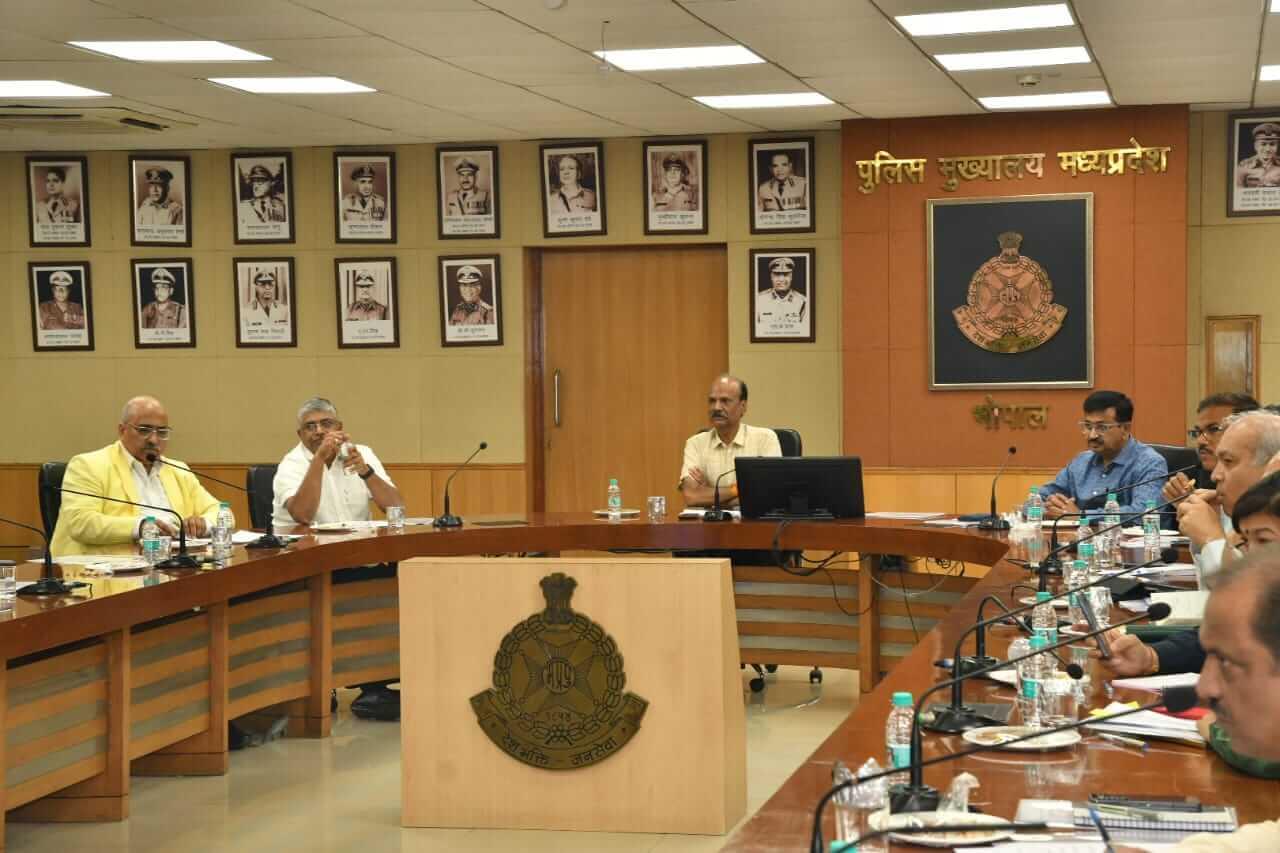 उज्जैन सिंहस्‍थ महाकुंभ-2028 की तैयारी तेज, डीजीपी कैलाश मकवाना ने ली समीक्षा बैठक, अत्याधुनिक तकनीकों के साथ होगा सिंहस्‍थ का संचालन, प्रयागराज कुंभ-2025 के अनुभवों से ली गई प्रेरणा