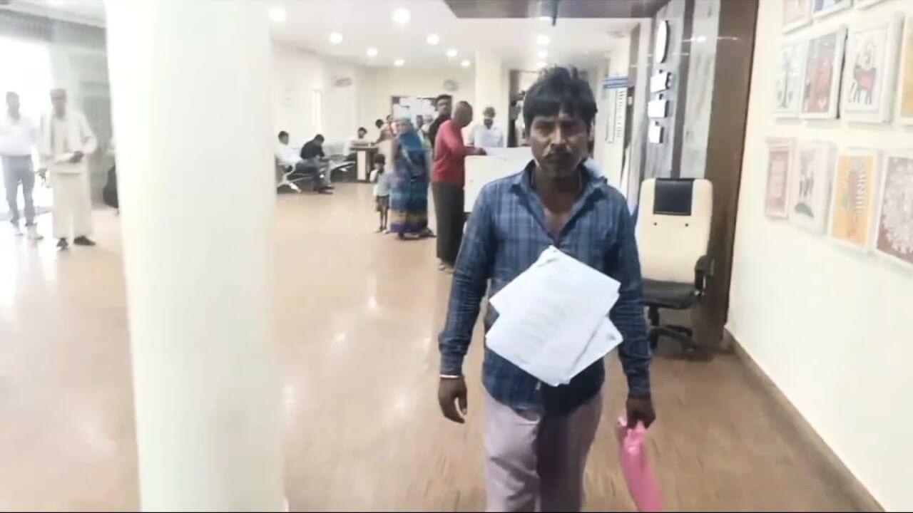 आखिर क्यों शिकायती आवेदनों की माला पहनकर कलेक्ट्रेट पहुंचा किसान, पढ़ें खबर