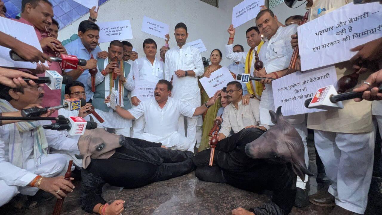एमपी विधानसभा परिसर में कांग्रेस ने “भैंस के आगे बजाई बीन”, सरकार पर लगाये आरोप, रामेश्वर शर्मा का पलटवार