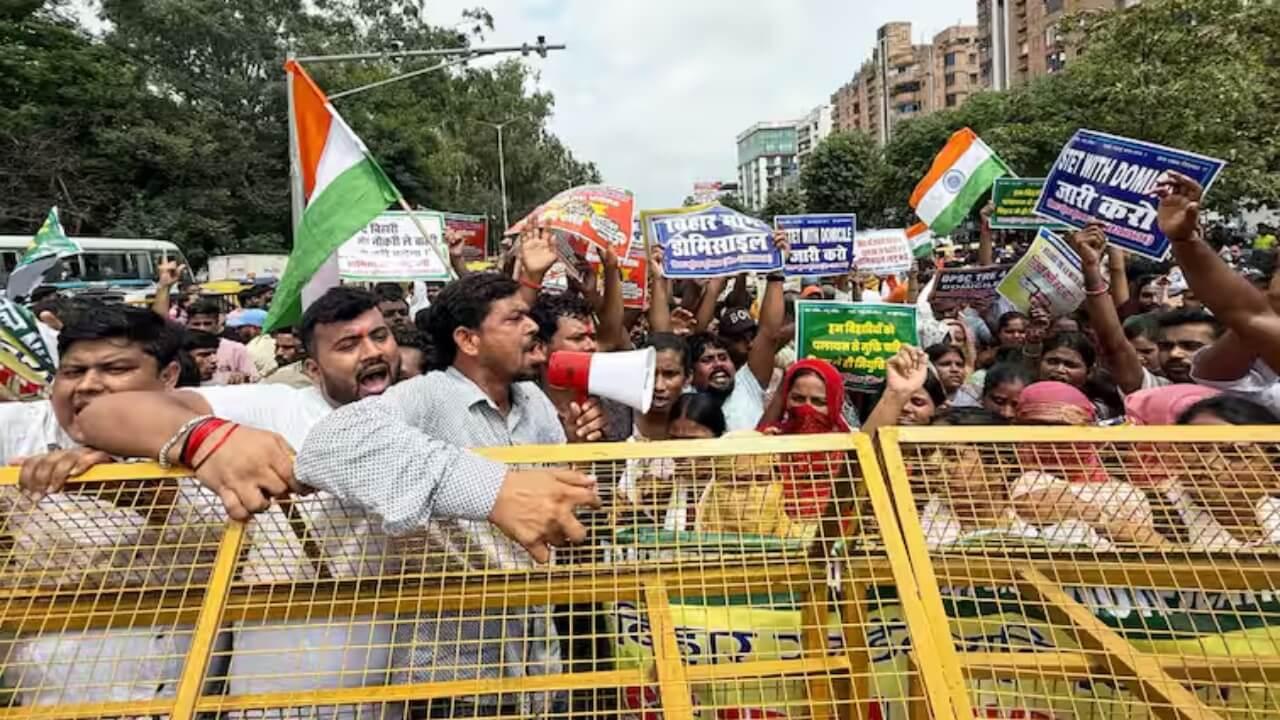 चुनाव से पहले बिहार में ‘बड़ा बवाल’! ‘डोमिसाइल नीति’ पर सड़क पर आए छात्र, हिल जाएंगे आप!