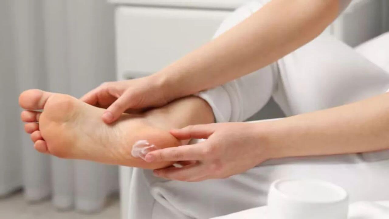 पैरों को मॉइश्चराइज करना होता है बहुत जरूरी, जानें फुट क्रीम लगाने के फायदे