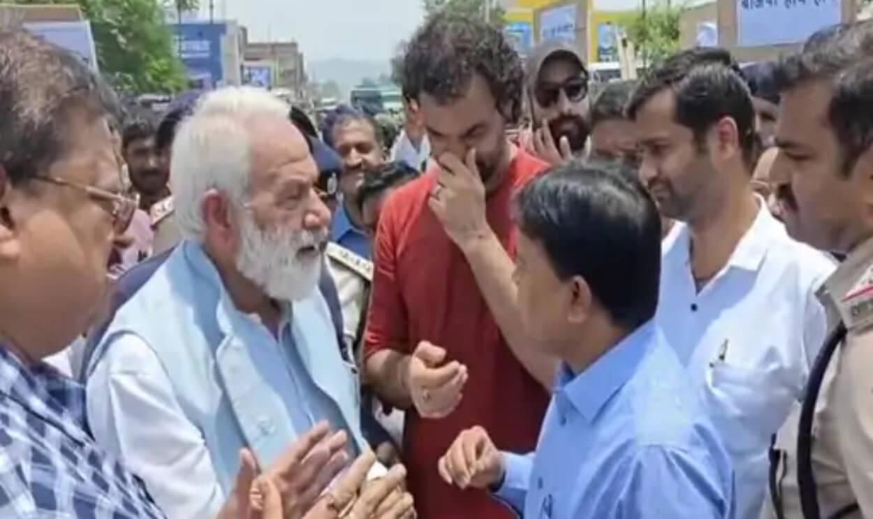 कटनी-गुमला NH-43 की हालत पर कांग्रेस का चक्काजाम,EE को बोले- “इतना जूता खाओगे कि बच्चे गंजे पैदा होंगे”