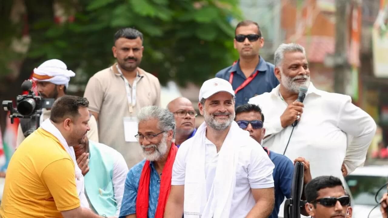 अपनी ‘बस्तियों’ में पहुंचे राहुल गांधी, उमड़ पड़ा जनसैलाब; Voter Adhikar Yatra बढ़ाएगी कांग्रेस की ताकत?