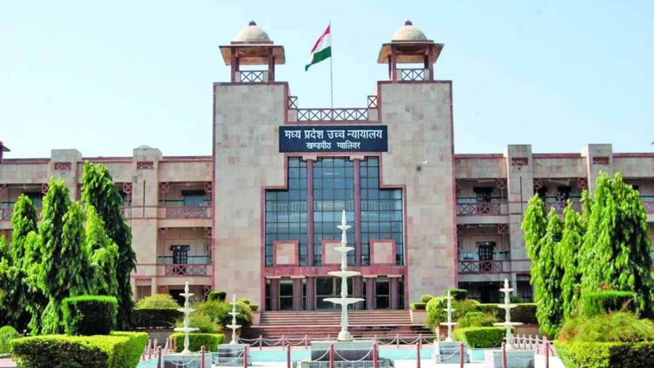 ग्वालियर हाईकोर्ट: ‘यथास्थिति’ के आदेश के बावजूद बेच दी विवादित जमीन, अब तहसीलदार पर भी अवमानना का शिकंजा