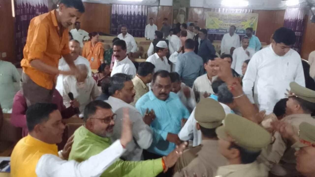 मेरठ नगर निगम बोर्ड बैठक में हंगामा; भाजपा पार्षद ने दिखाया नगर आयुक्त का वायरल फोटो, विपक्ष ने लहराए बैनर