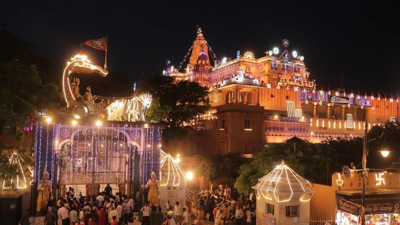 मुरलीधर का जन्मोत्सव गूंज उठा ब्रज, कन्हैया के स्वागत में दुल्हन की तरह सजी नगरी, हर दिल में उमड़ा प्रेम और भक्ति का सागर