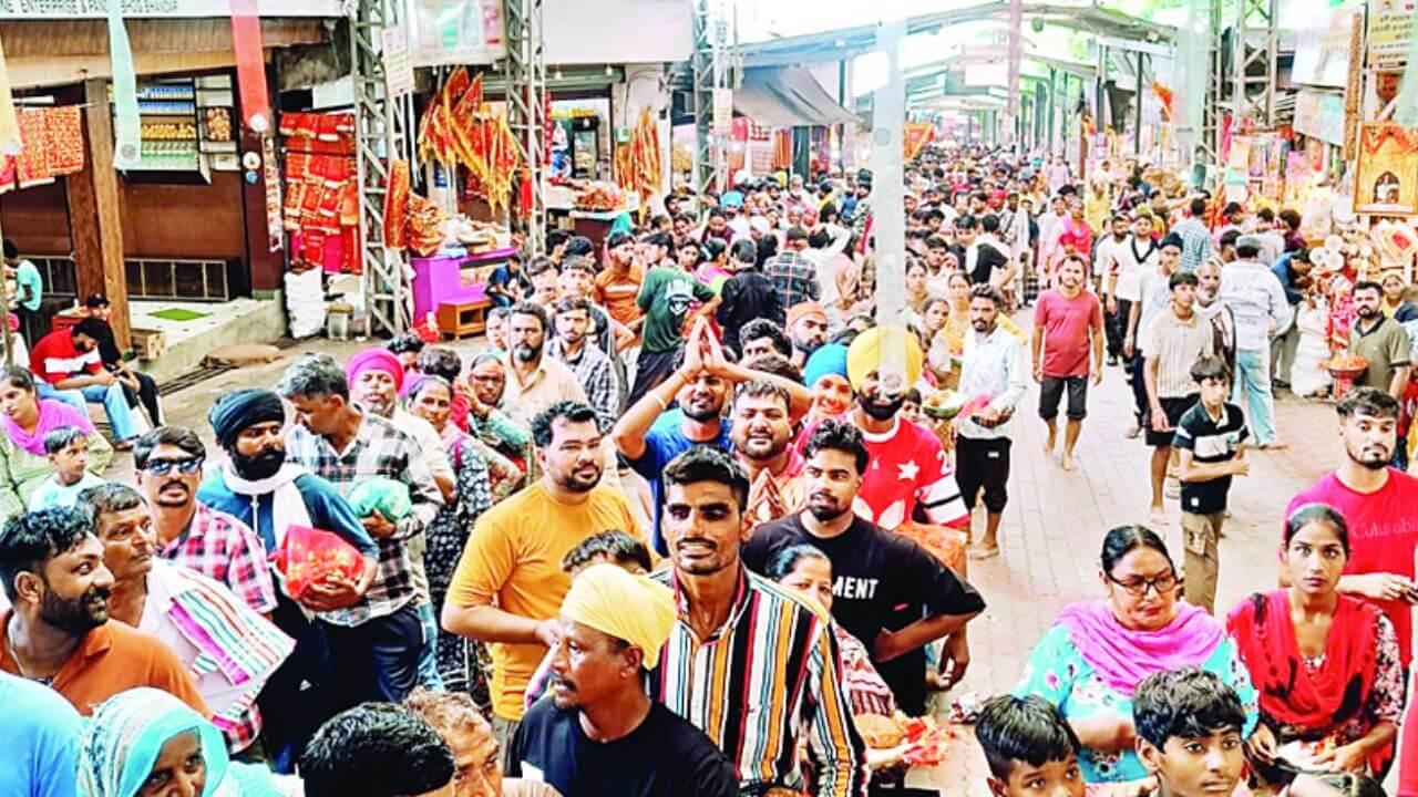 हिमाचल के शक्तिपीठों में उमड़ा भक्तों का सैलाब, अष्टमी पर चढ़ा 50 लाख से ज्यादा का नकद चढ़ावा