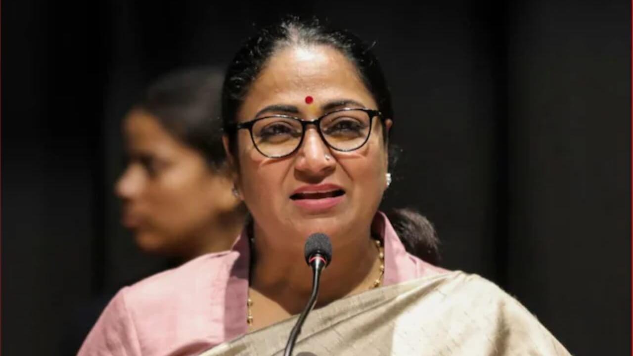 Delhi News: CM रेखा गुप्ता के कार्यक्रम में फिर हंगामा, पुलिस ने शख्स को मौके से हटाया