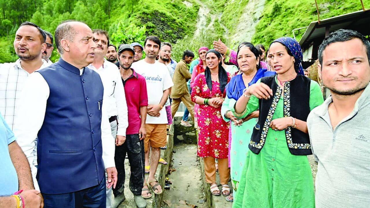 हिमाचल में आपदा से मचा हाहाकार, जयराम ठाकुर ने प्रभावितों से की मुलाकात