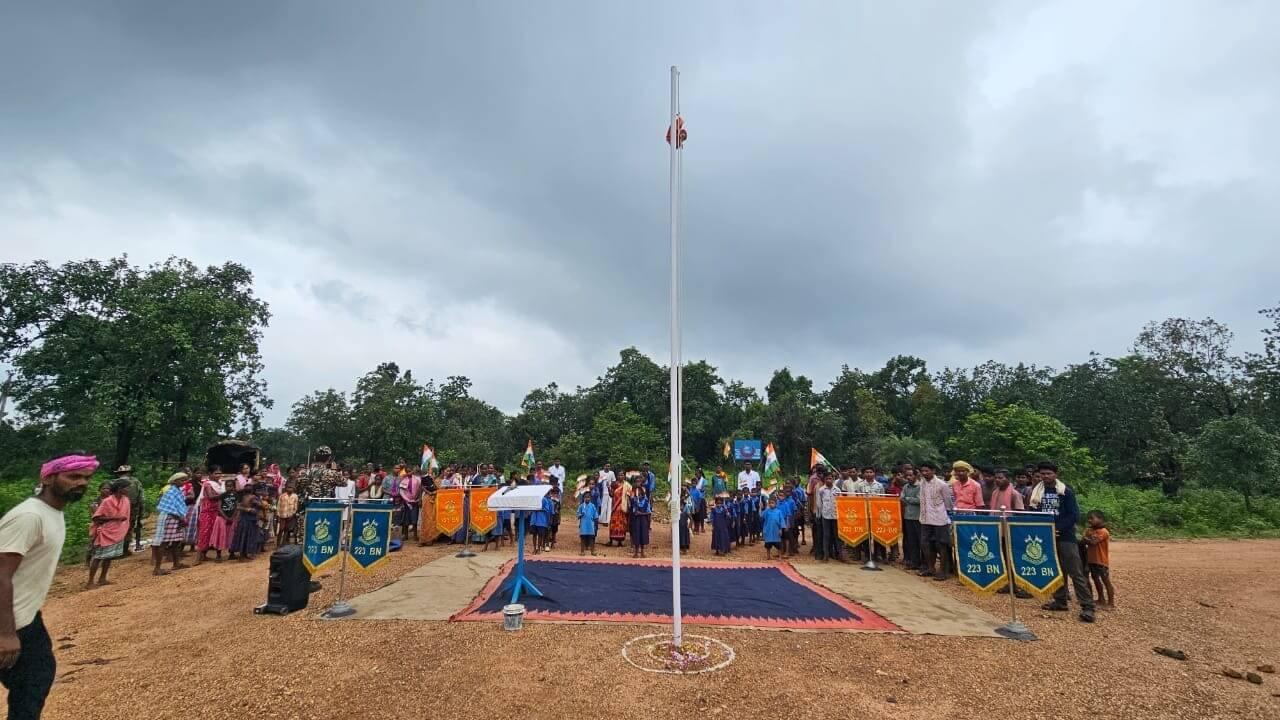 माओवाद प्रभावित गांवों में पहली बार तिरंगे के सम्मान में गूंजे देशभक्ति के नारे