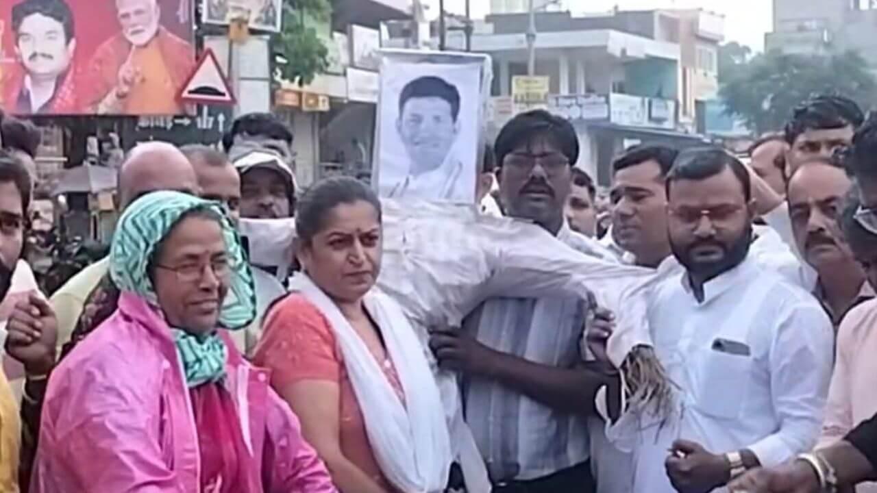 जीतू पटवारी के बयान के BJP कार्यकर्ताओं में आक्रोश, पुतला फूंका, काले झंडे दिखाने की चेतावनी दी