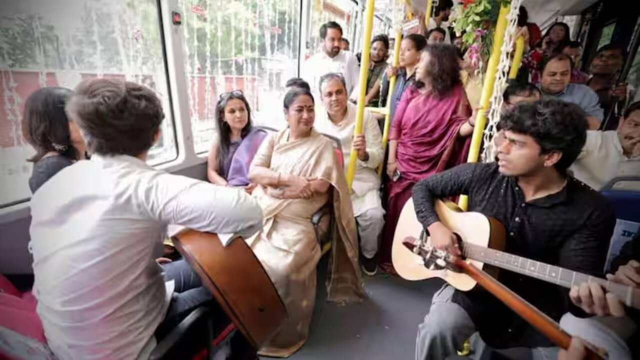 Delhi News: CM रेखा गुप्ता ने छात्रों के साथ की बस यात्रा, सुनाई अपने कॉलेज के दिनों की यादें