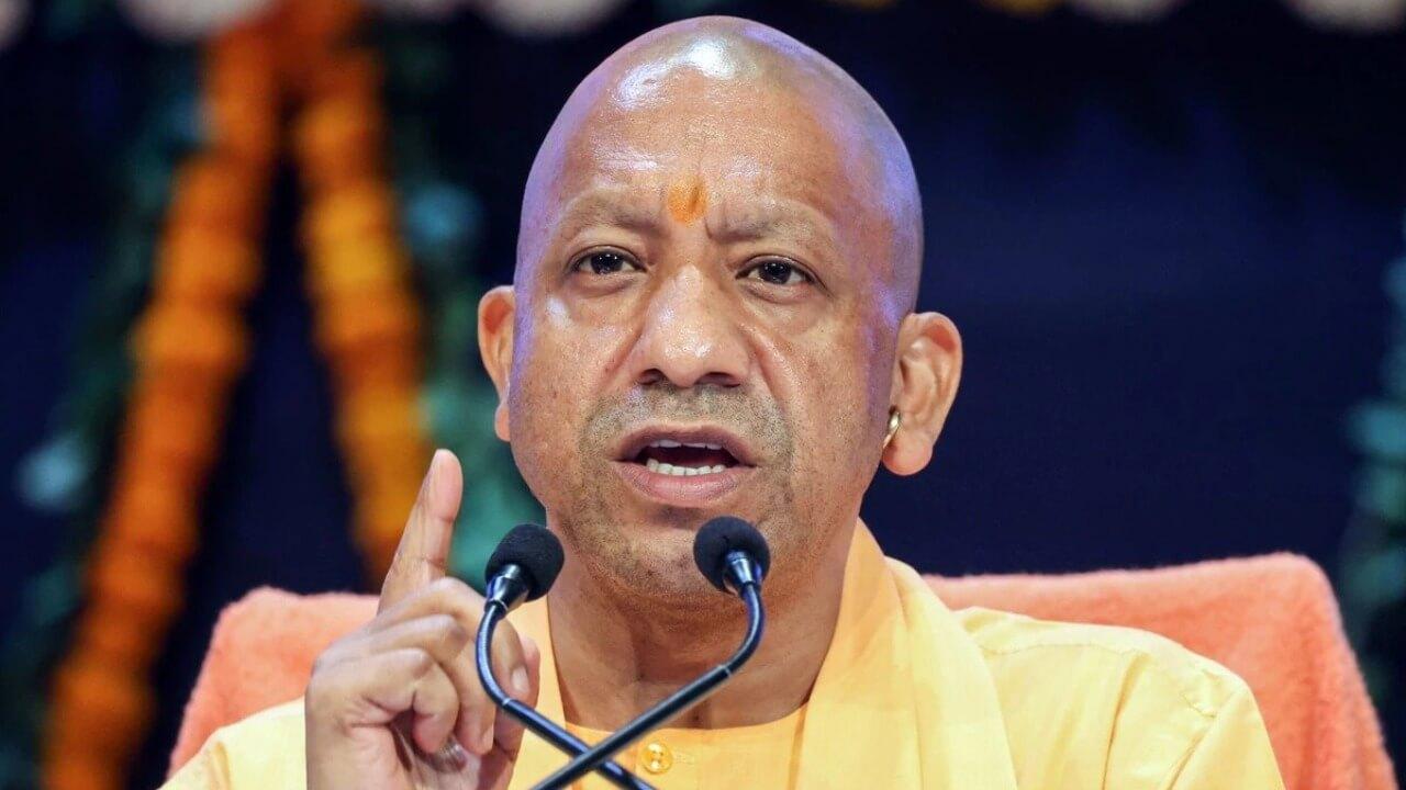 सीएम योगी की समीक्षा बैठक में अनुपस्थित 5 अधिकारियों का वेतन रोका, विभागीय जांच के आदेश