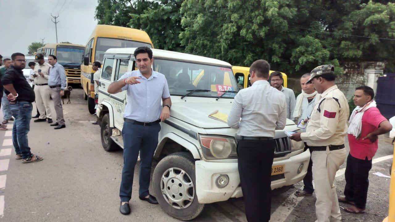 चैकिंग में मिलीं खामियां, परिवहन विभाग की परिजनों से अपील, बच्चों को स्कूल भेजने से पहले चैक करें बसों के दस्तावेज