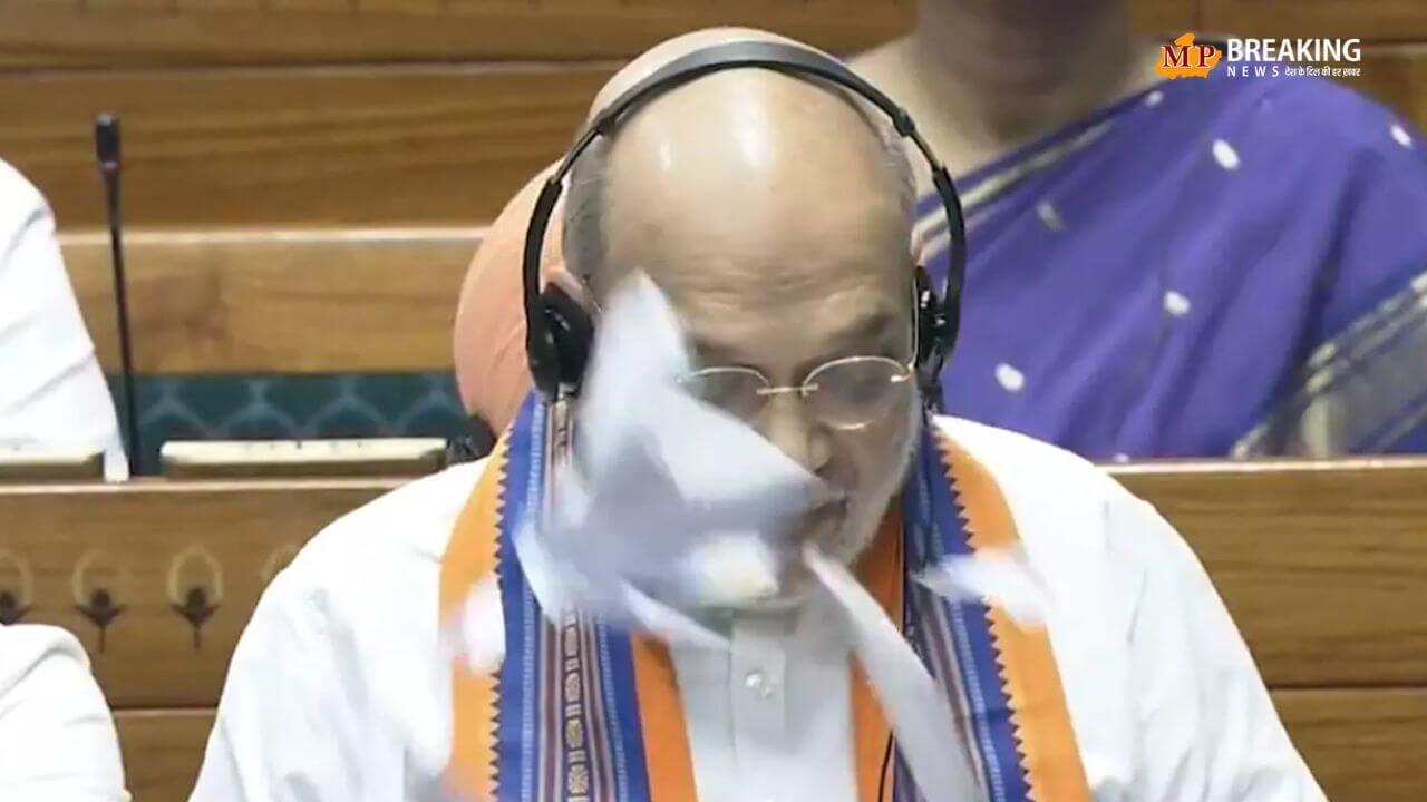 गिरफ्तार मंत्रियों को बर्खास्त करने वाला विधेयक, विपक्ष ने फाड़कर अमित शाह की ओर फेंका