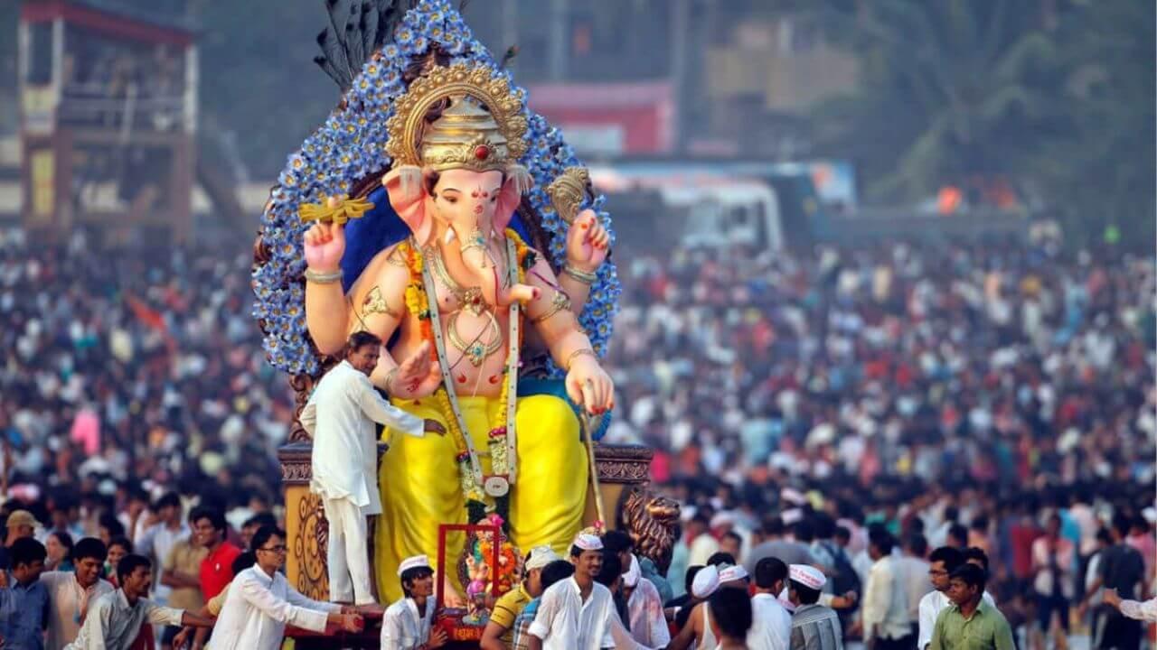 गणेश विसर्जन पर जमकर नाचे सलमान खान, साथ दिखे सोनाक्षी और उनके पति