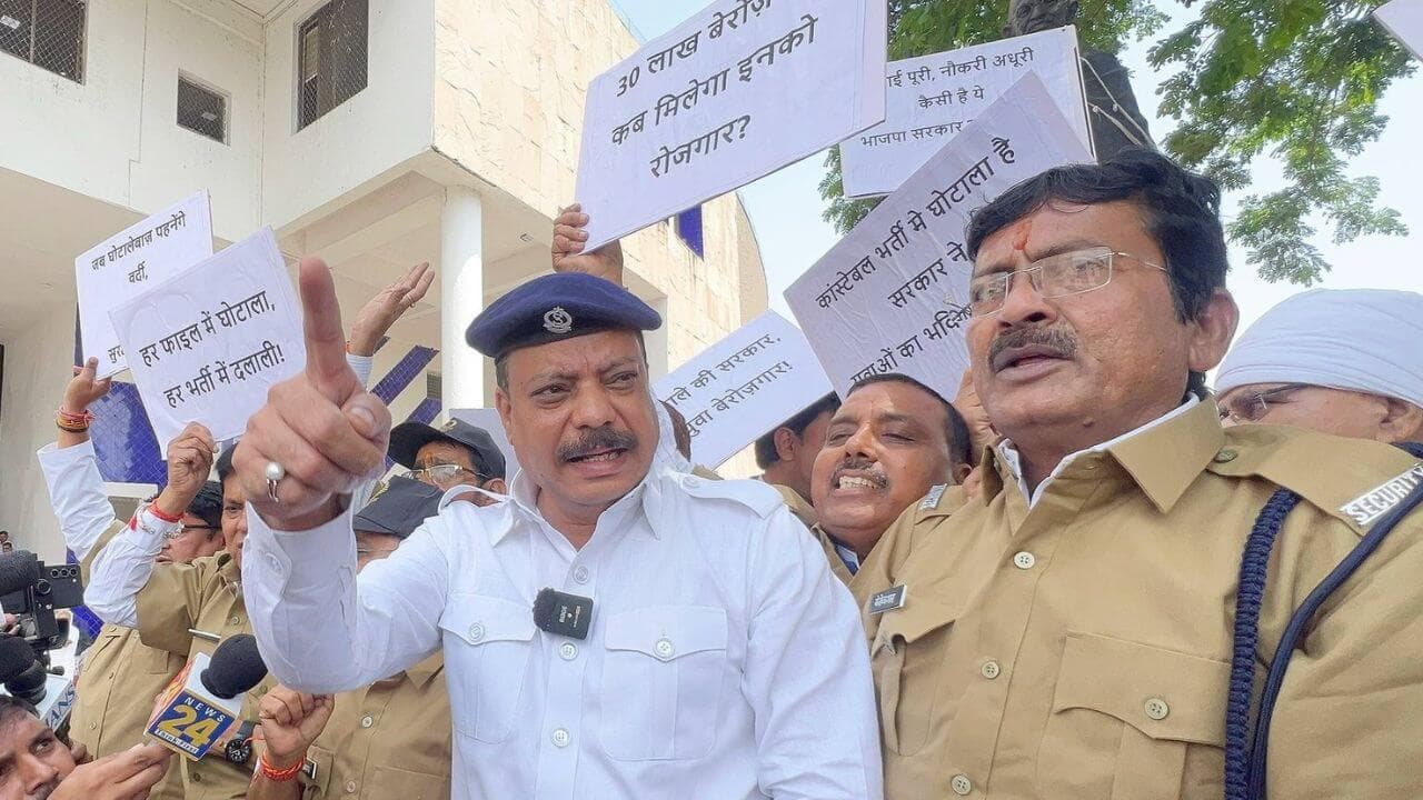 MP पुलिस भर्ती फर्जीवाड़े का अनोखा विरोध, खाकी वर्दी पहनकर विधानसभा पहुंची कांग्रेस, कही बड़ी बात