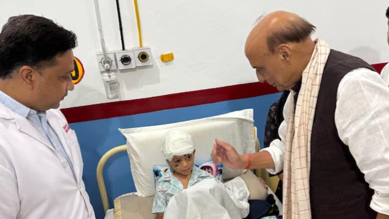 प्रधानमंत्री बहुत चिंतित, स्थिति पर बारिक नजर; राजनाथ सिंह किश्तवाड़ में बादल फटने से घायलों से मिले