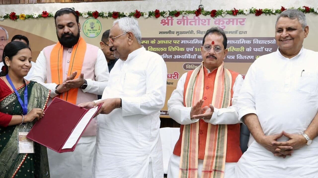 बिहार चुनाव से पहले नीतीश सरकार का बड़ा तोहफा, 5353 अनुकंपा क्लर्क्स को मिली नियुक्ति पत्र