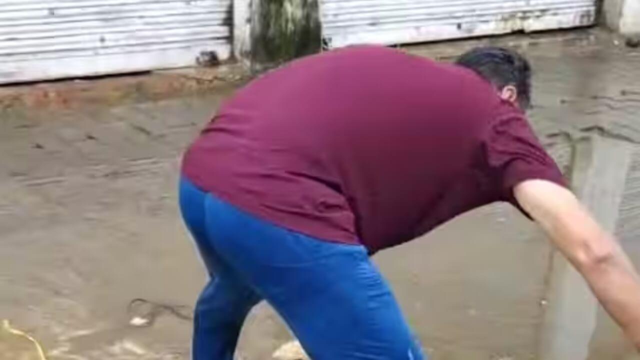 Rajasthan Viral: भरतपुर आयुक्त खुद उतरे नाले में, हाथों से की सफाई, जनता बोली- सलाम साहब को