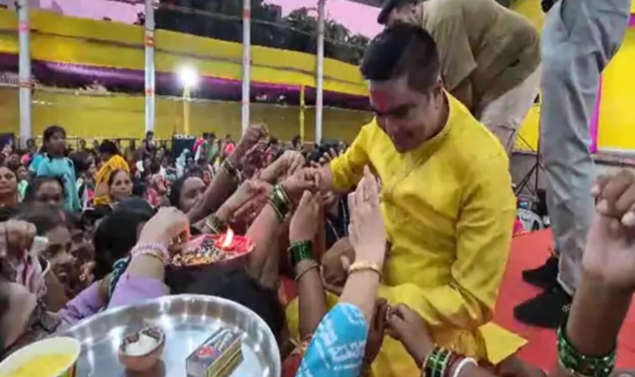 20 हजार से ज्यादा बहनों ने कराया रजिस्ट्रेशन, विधायक रिकेश सेन ने मंच से बांटी राखियां और गिफ्ट, खान सर का रिकॉर्ड टूटा