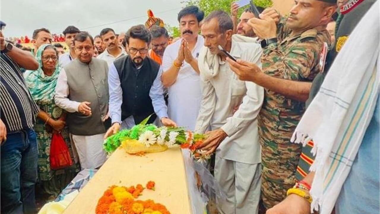 “तिरंगे में लिपटा शहीद अरुण का पार्थिव शरीर पहुंचा गांव, ‘जब तक सूरज-चांद रहेगा, फौजी लक्की तेरा नाम रहेगा’ नारों से गूंजा गांव”