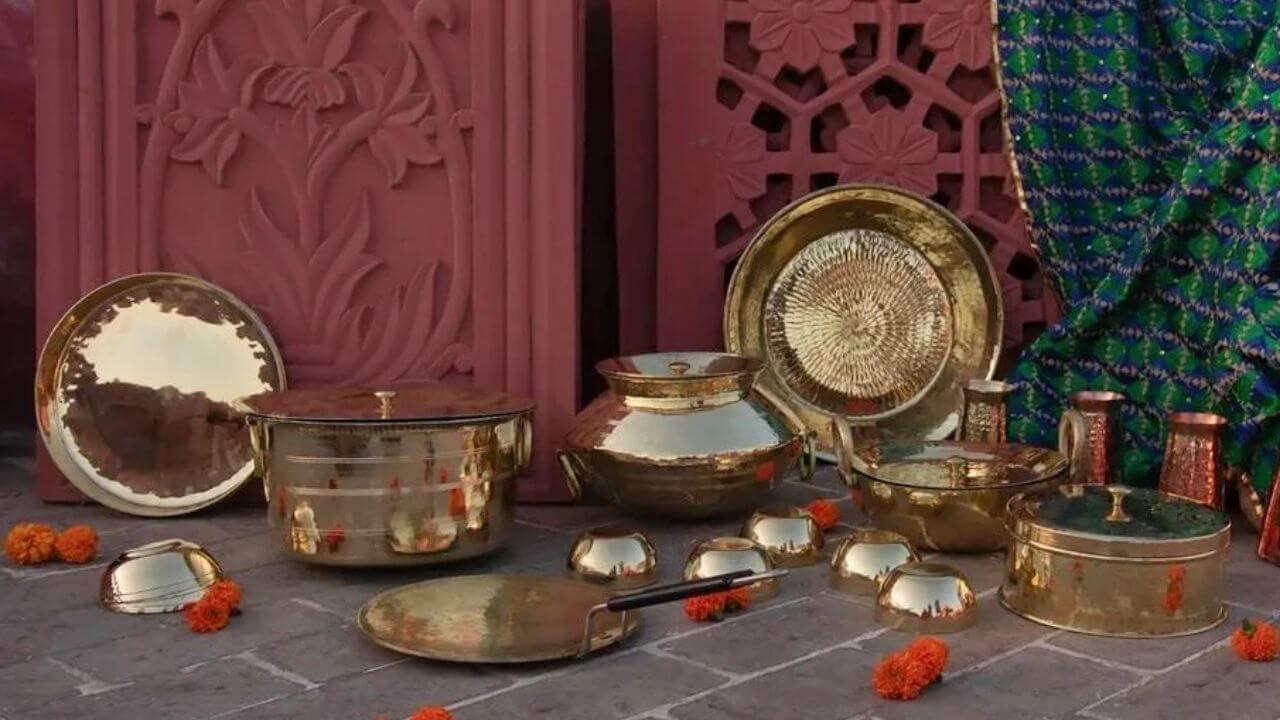 सिर्फ़ पीतल ही क्यों? जानें वो बात जिसकी वजह से ये बर्तन माने जाते हैं सबसे पवित्र