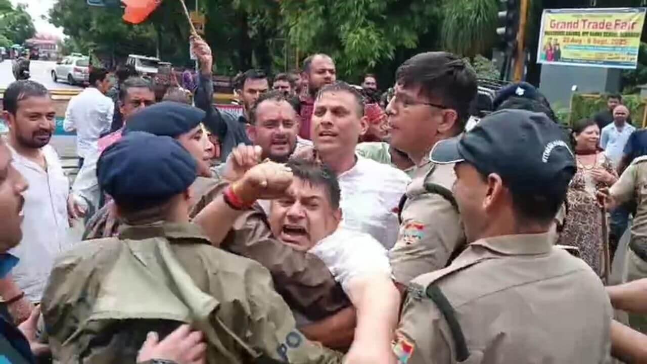 देहरादून में राजनीतिक हंगामा: बिहार में पीएम मोदी पर की गई अभद्र टिप्पणी पर कांग्रेस-BJP आमने-सामने