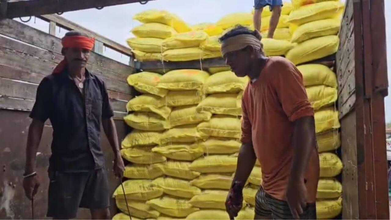 अच्छी खबर, अब किसानों को लम्बी लाइन से नहीं लगना पड़ेगा,  “ई-टोकन प्रणाली” से हो रहा है खाद वितरण