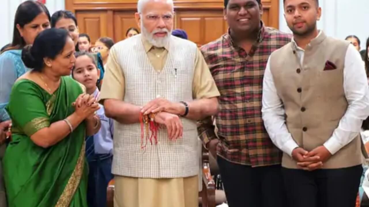 PM मोदी के जन्मदिन पर ‘अनसुने’ किस्से: पर्ची से बच्चे का नामकरण, शीशे के सामने बने ‘मुरारी बापू’