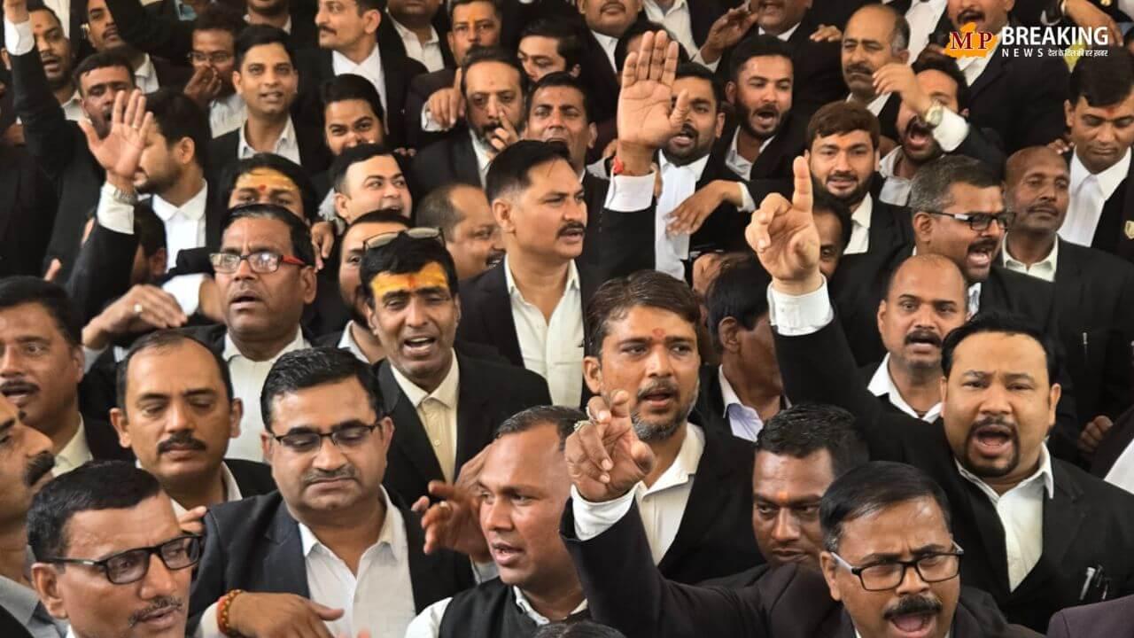 वाराणसी में वकील-पुलिस विवाद गहराया; कमिश्नर ऑफिस में नारेबाजी और धक्क-मुक्की, पूरा मामला