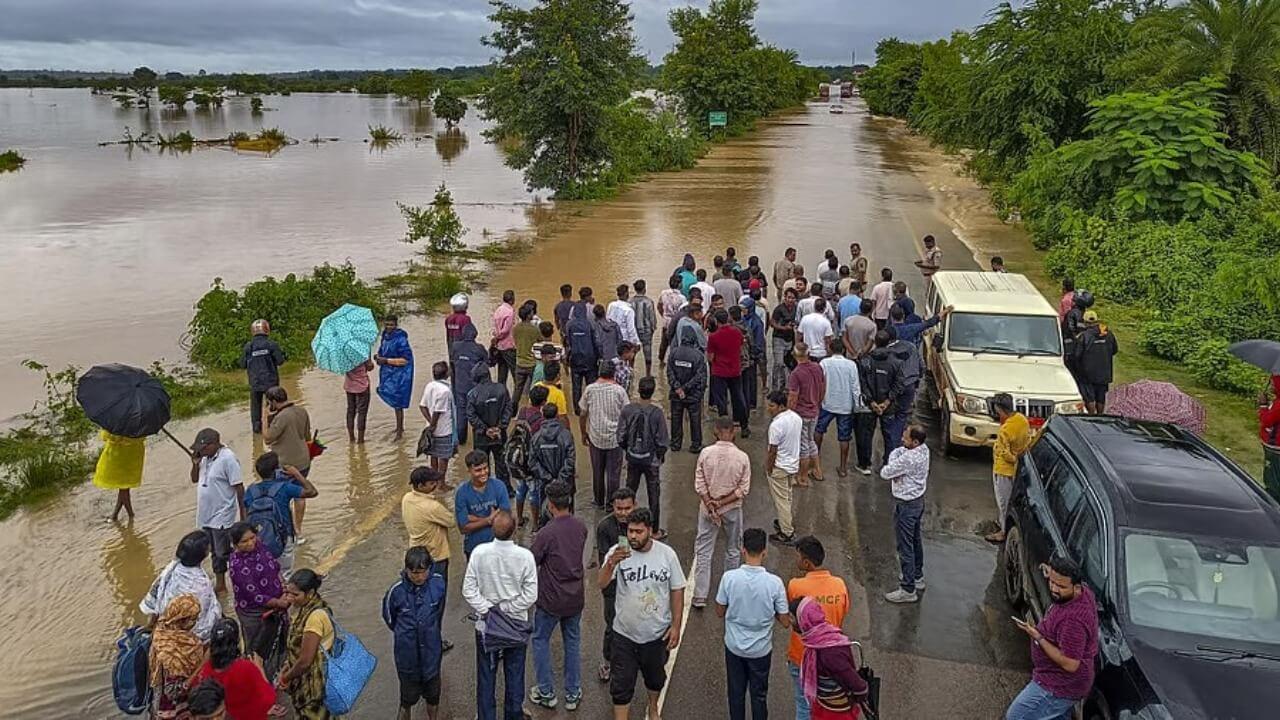 रात में आई बाढ़ ने मचाई तबाही, सोए लोगों को लिया अपनी चपेट में, आधा दर्जन लोग बहे, 4 की मौत, रेस्क्यू जारी