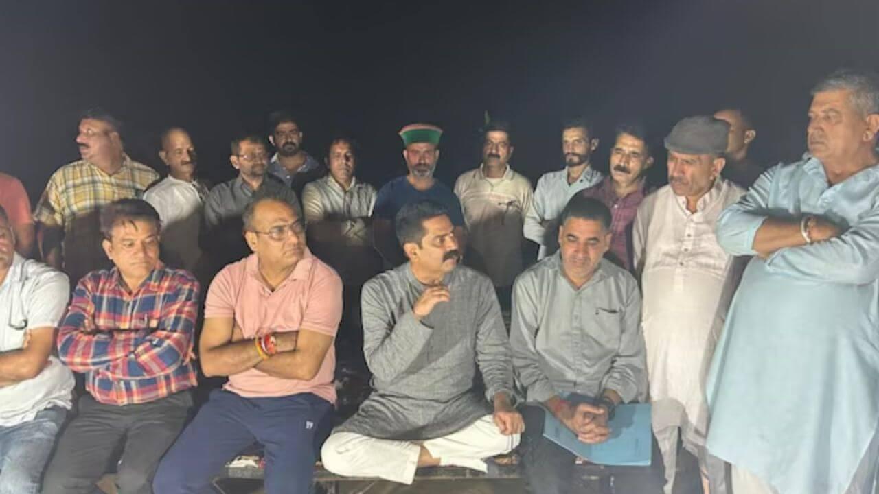 धर्मपुर विधायक चंद्रशेखर ठाकुर ने खोला मोर्चा, हाईवे कंपनी और मोर्थ अधिकारियों के खिलाफ अनशन पर बैठे