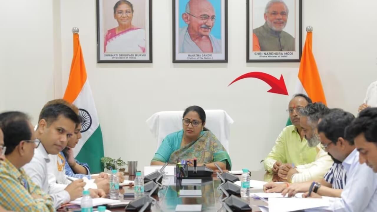 ‘दिल्ली में फुलेरा पंचायत वाली सरकार…’, CM रेखा गुप्ता की मीटिंग में दिखे पति मनीष तो AAP ने घेरा!