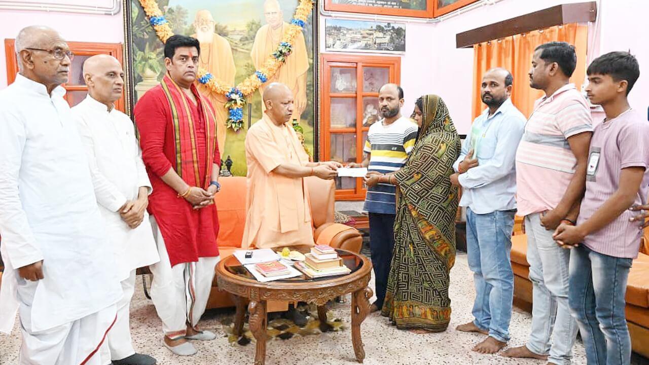 गोरखपुर में दीपक गुप्ता के परिजनों से मिले CM योगी, मां-पिता से बातचीत के बाद अधिकारियों को दिया यह निर्देश