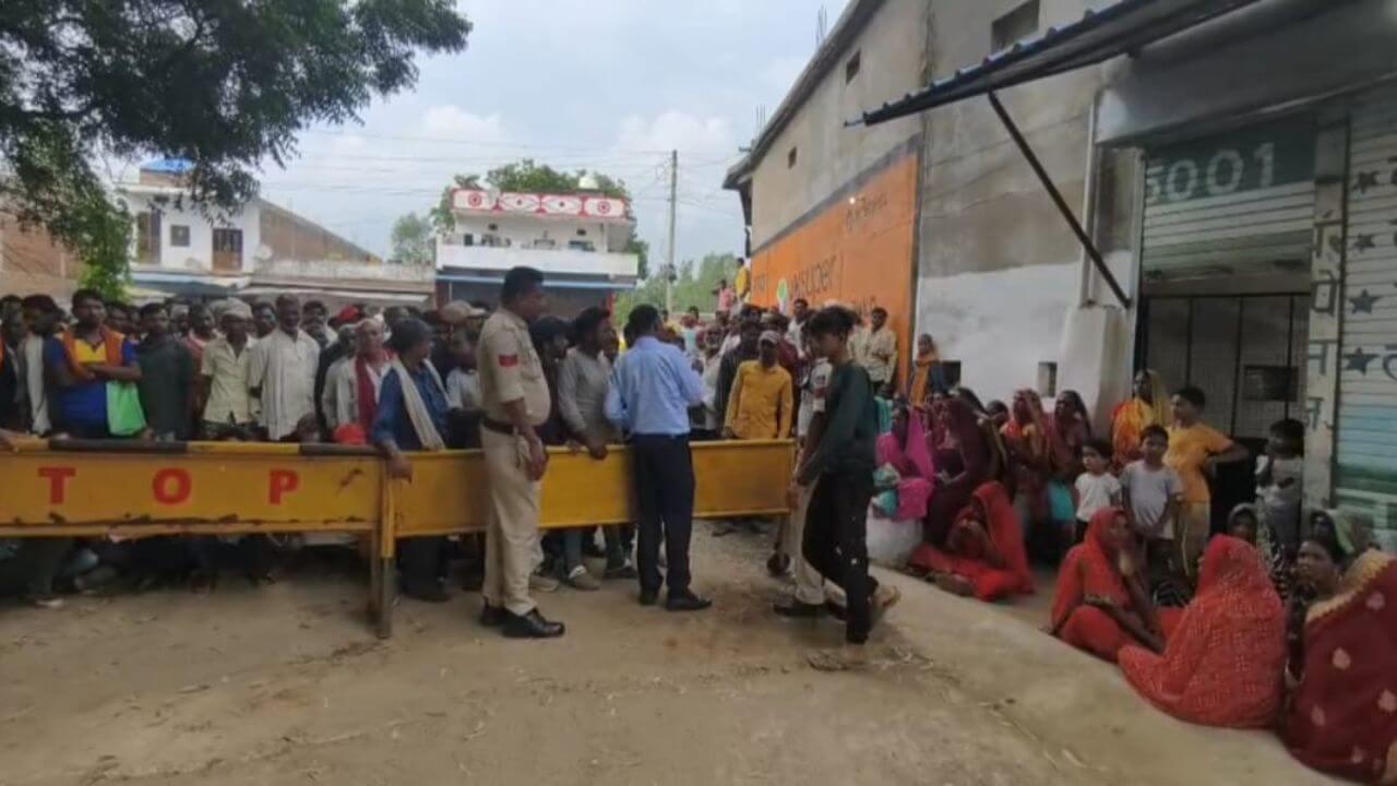 लाइन में खड़ा किसान, खाद के बदले मिल रही पुलिस की लाठी और मुकदमा, जिम्मेदारों को नहीं कोई संवेदना