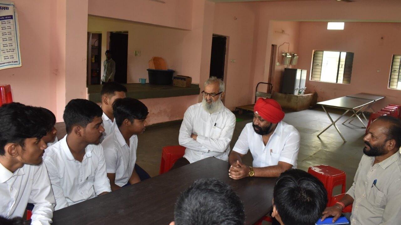 अमरजीत सिंह छाबड़ा ने किया रायपुर अल्पसंख्यक छात्रावास का निरीक्षण, प्रवेश प्रक्रिया जल्द शुरू करने के दिए निर्देश